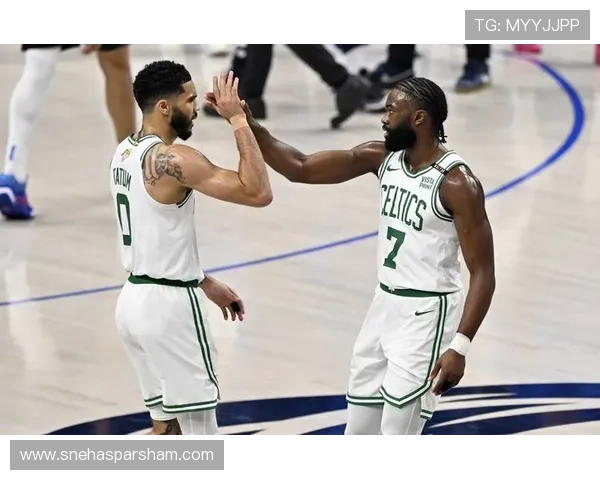 杰伦布朗通过持球突破压缩防线并利用强硬转换得分主导绿军进攻体系